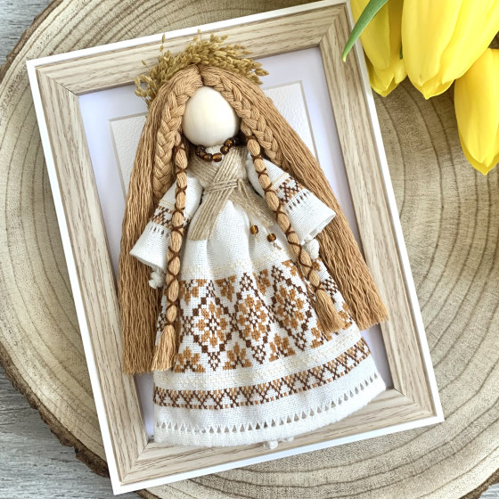 Poupée avec broderie