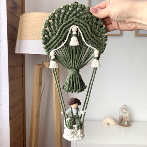Montgolfière en macramé avec une poupée garçon