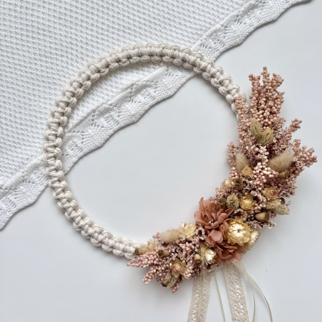 Couronne en macramé avec fleurs séchées