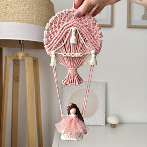 Montgolfière en macramé avec une poupée fille