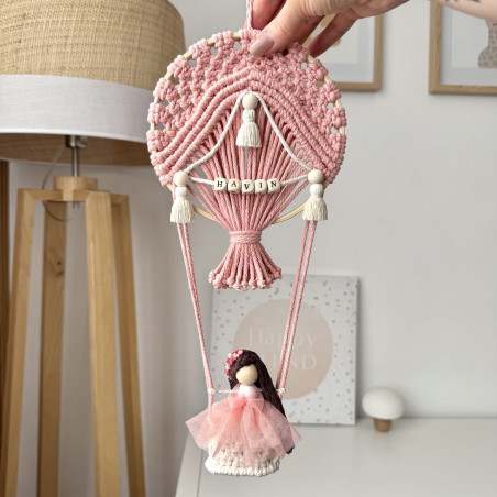 Montgolfière en macramé avec une poupée fille