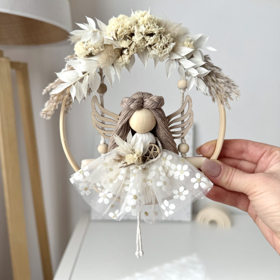 Poupée dans une couronne de...