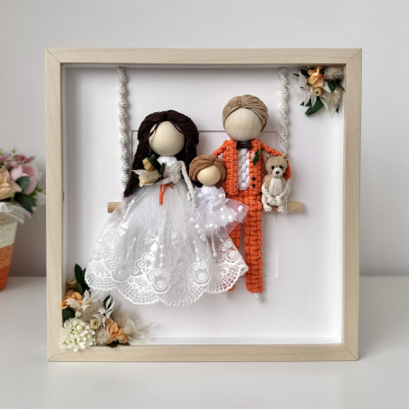 Famille de poupées en macrame dans un cadre (personnalisée)