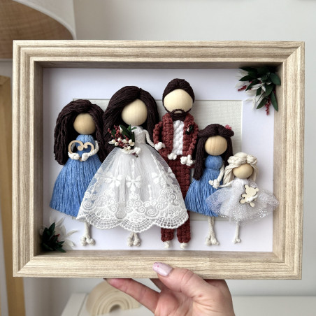 Famille (2-5 pers) de poupées en macrame dans un cadre (personnalisée)
