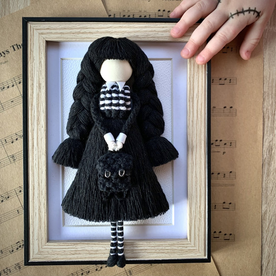 Poupée Wednesday en macramé