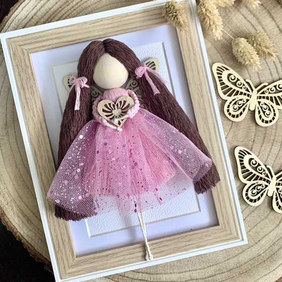 Poupée-papillon en macramé 28